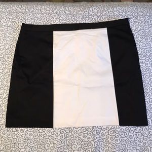 BLACK AND WHITE BLOCK SKIRT WITH SIDE ZIPPER